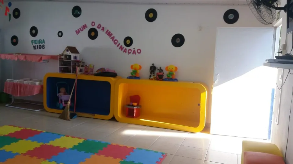 Cantinho Mundo da Imaginação, com brinquedos, casa de bonecas e tatame colorido