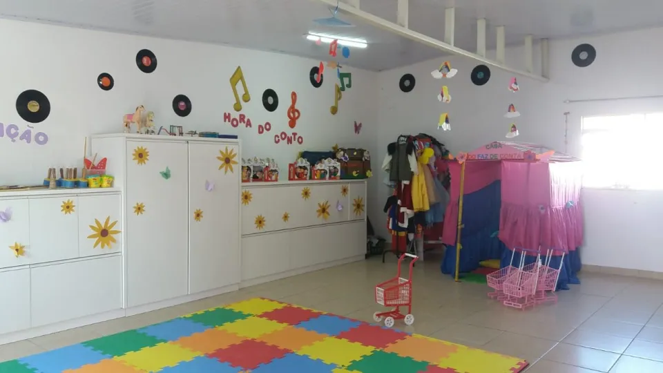 Brinquedoteca da sala multiuso, com fantasias, carrinhos e material de faz de conta